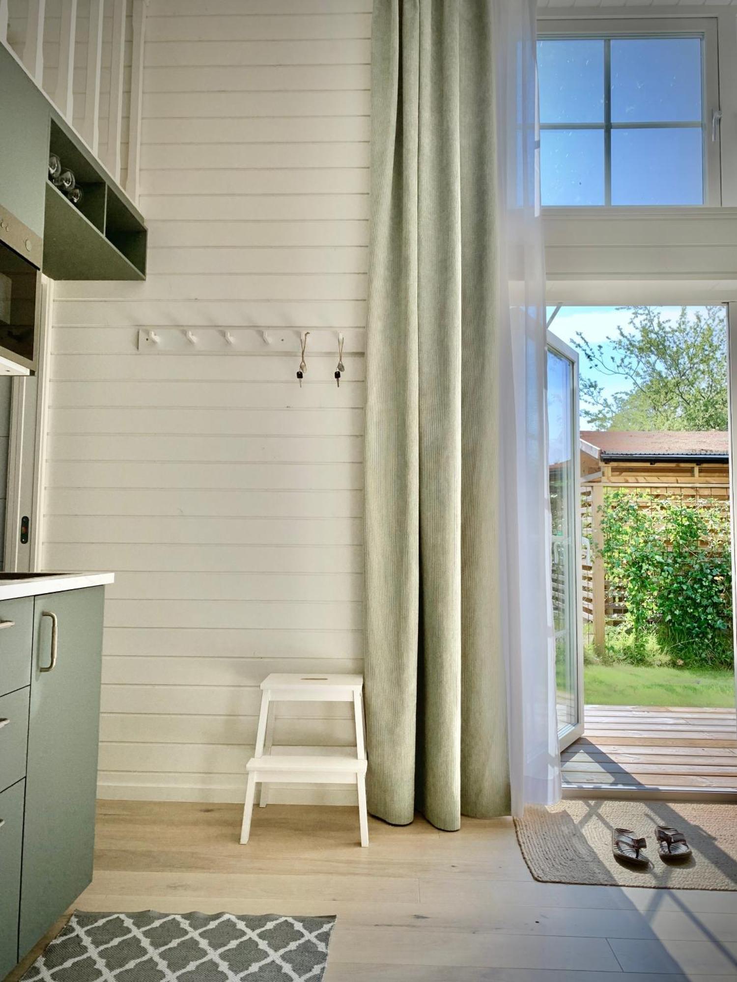 Strandnaera, Pergola, P-Plats I Hoellviken Extérieur photo